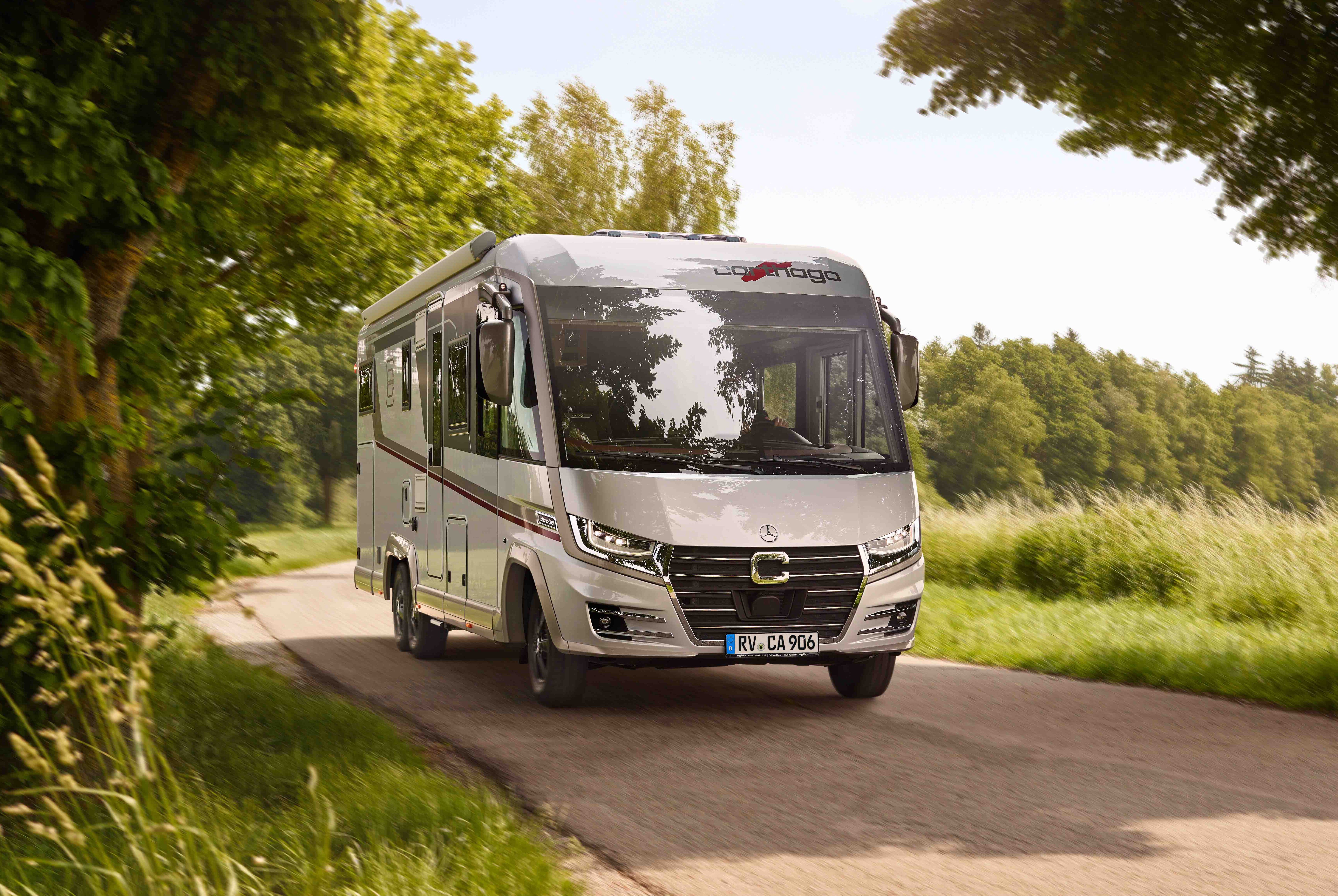 2026_Carthago_c-line_I5.9-XL-LE_Mercedes-silber_Fahraufnahme