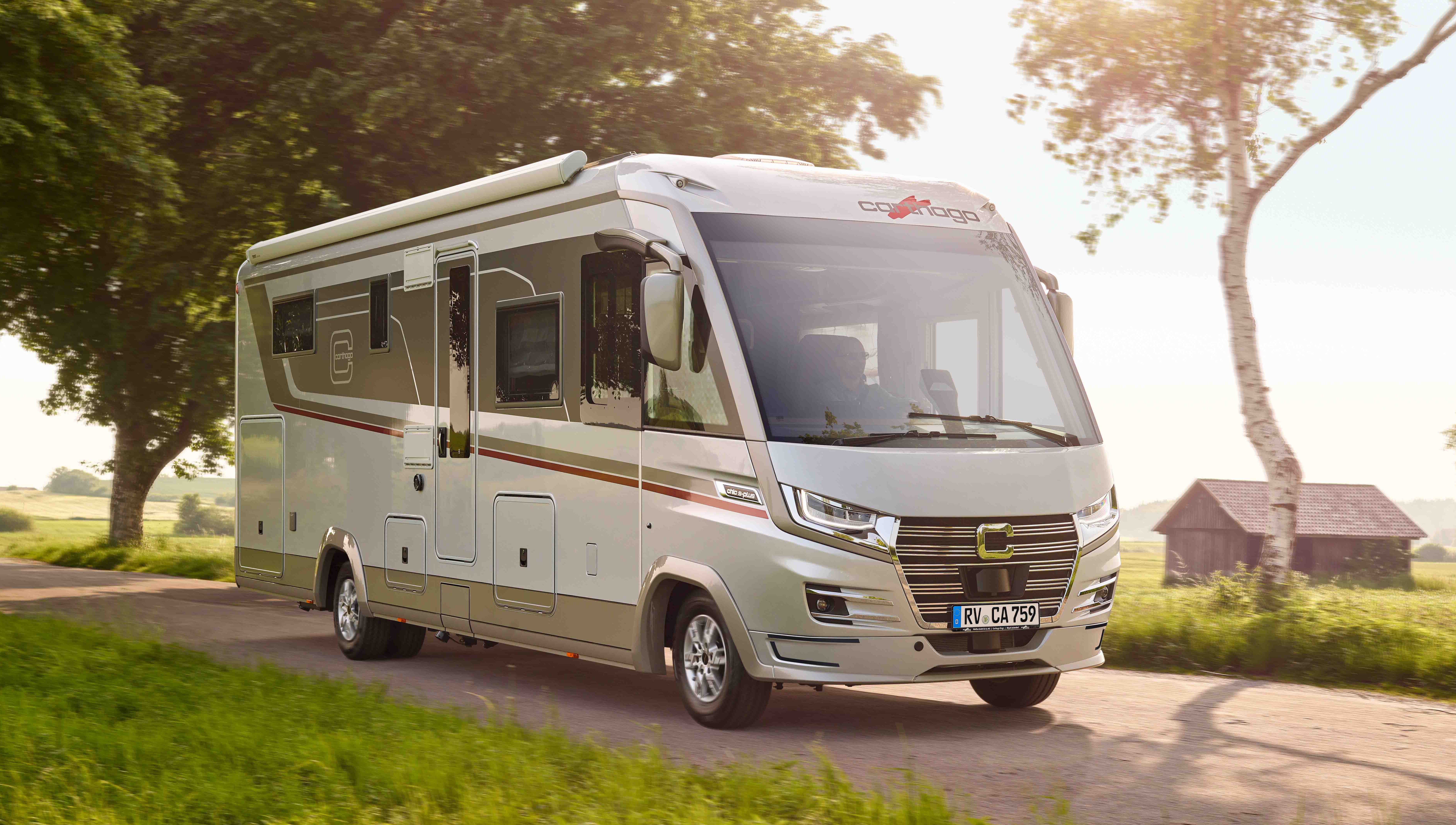 2026_Carthago_s-plus_I64-XL-QB_Iveco-silber_Fahraufnahme-01