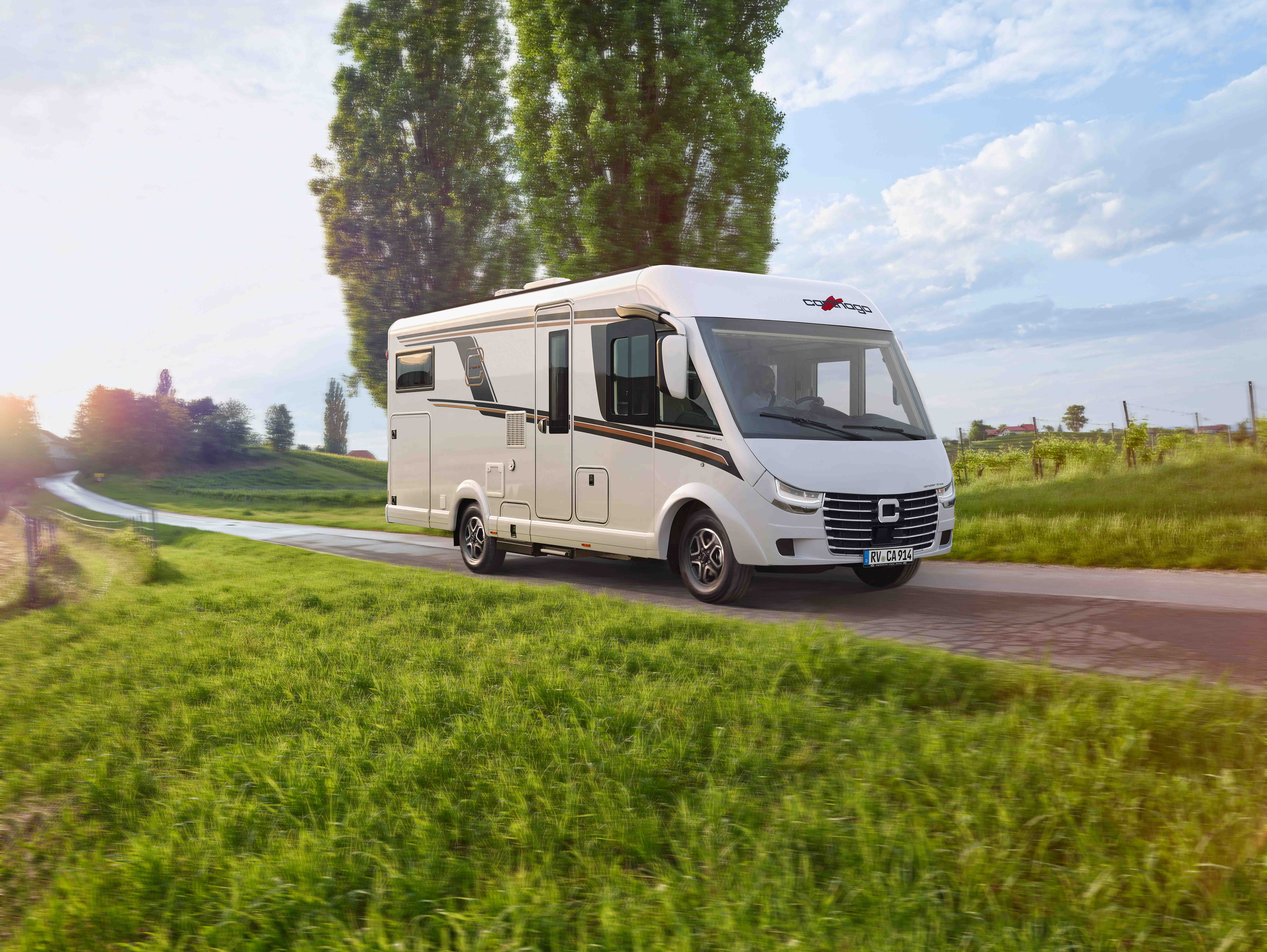 RET-2026_Carthago_C1-tourer_I149_RB-LE_comfort_4.2t_FIAT_Landschaft